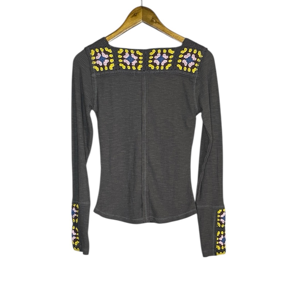 Natural Life Waffle Knit Floral Crochet Top Gray NWT - Picture 2 of 9